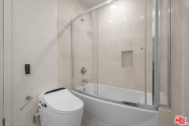 Building Photo - 423 Rexford Dr