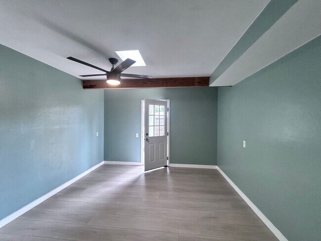 Building Photo - Three Bedroom Two Bathroom Home with Den/Home Office