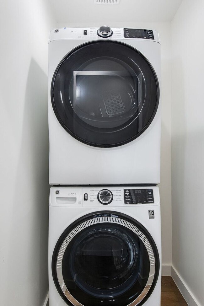 Building Photo - 1329