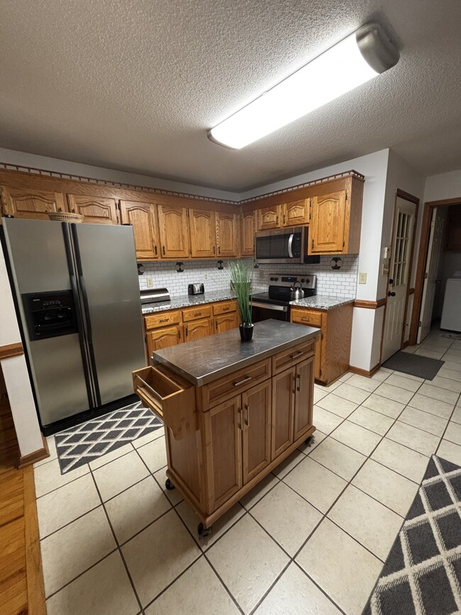 Building Photo - 1631 Warwick Ct