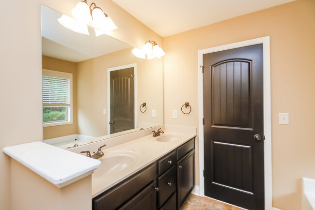Building Photo - Fantastic Opportunity 5 Bedroom  3 Bath Ho...