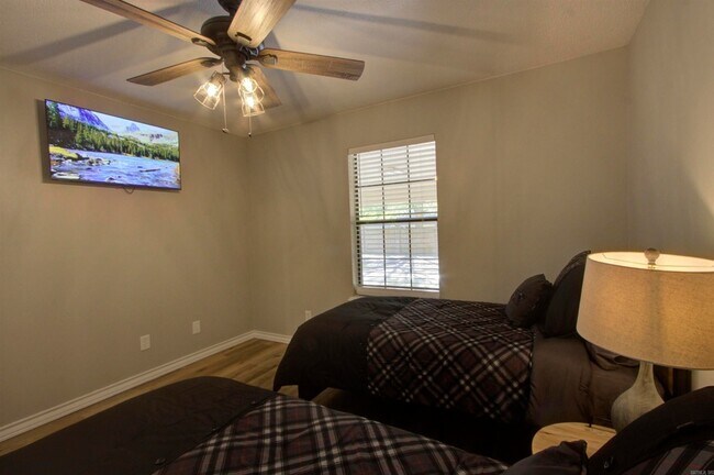 Building Photo - 5805 Sidney Dr