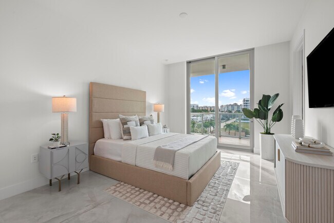 Building Photo - 475 E Royal Palm Rd