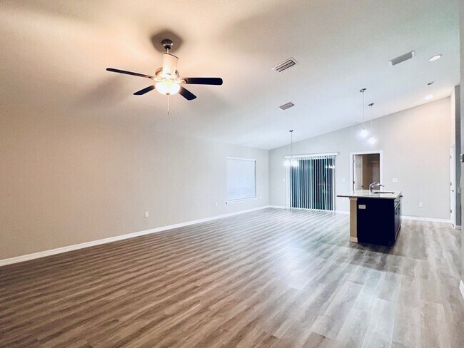Building Photo - Stylish 3BR/2BA Home with Open Layout & Hi...