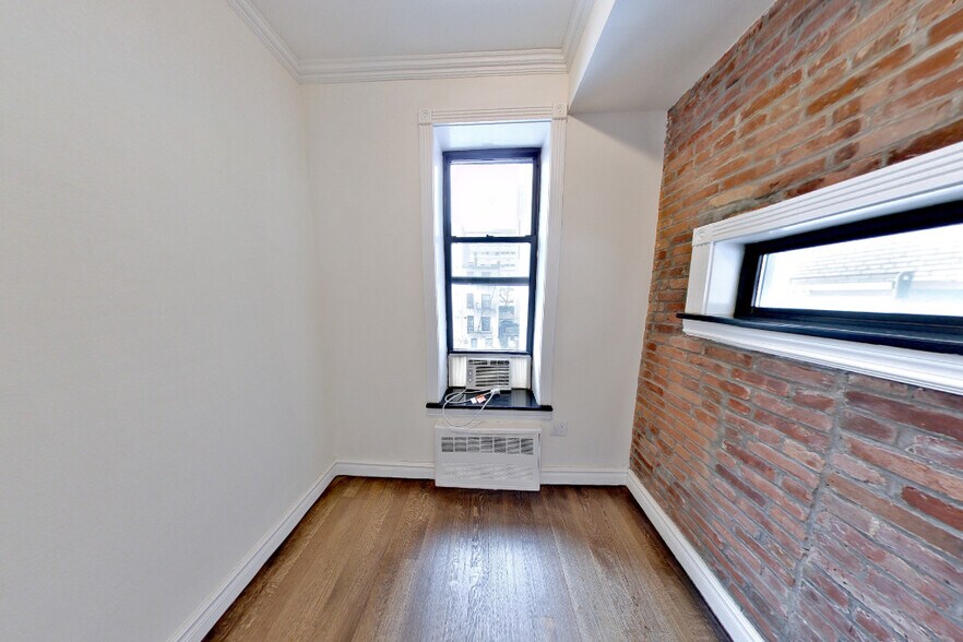 Building Photo - 424 W 51st St