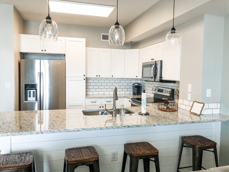 Building Photo - 9900 S Thomas Dr