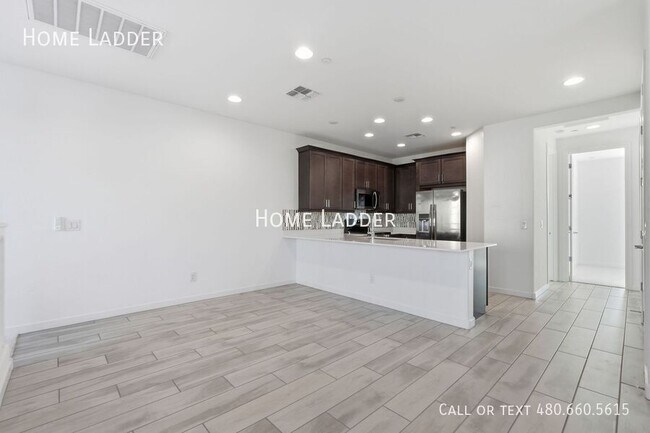 Building Photo - 8149 E Petunia Ave