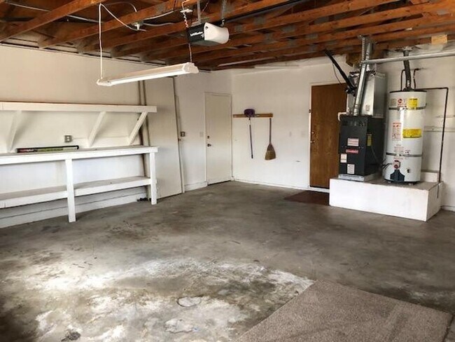 Building Photo - Oak View- Spacious Three Bedroom + Office Space