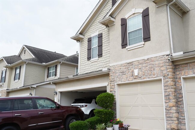 Building Photo - 16019 Summerville Lake Dr