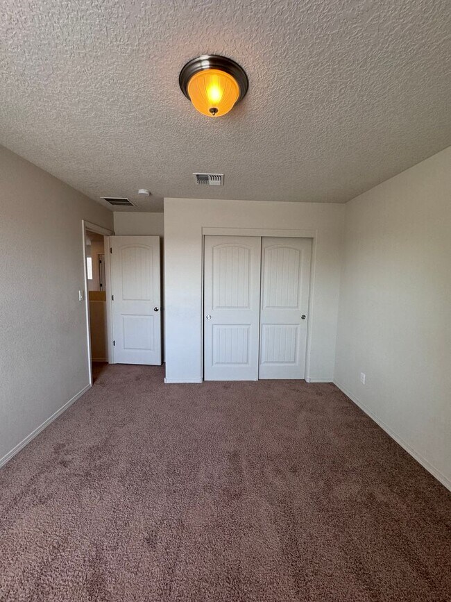 Building Photo - 4 bed home available now!