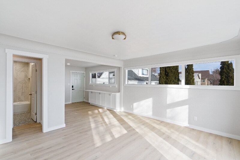 Building Photo - 3013 W Lakeside Dr