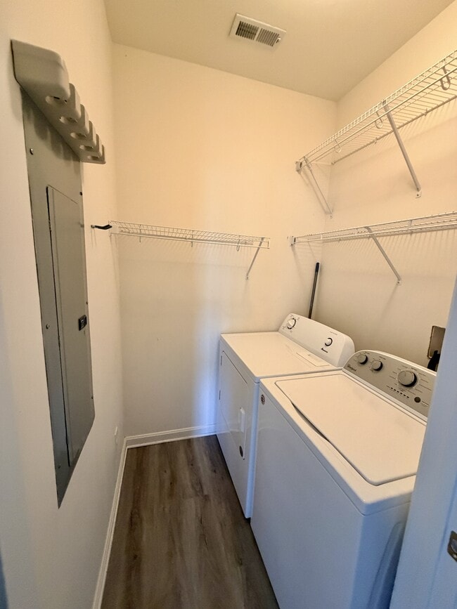 Building Photo - 2901 Heather Dr