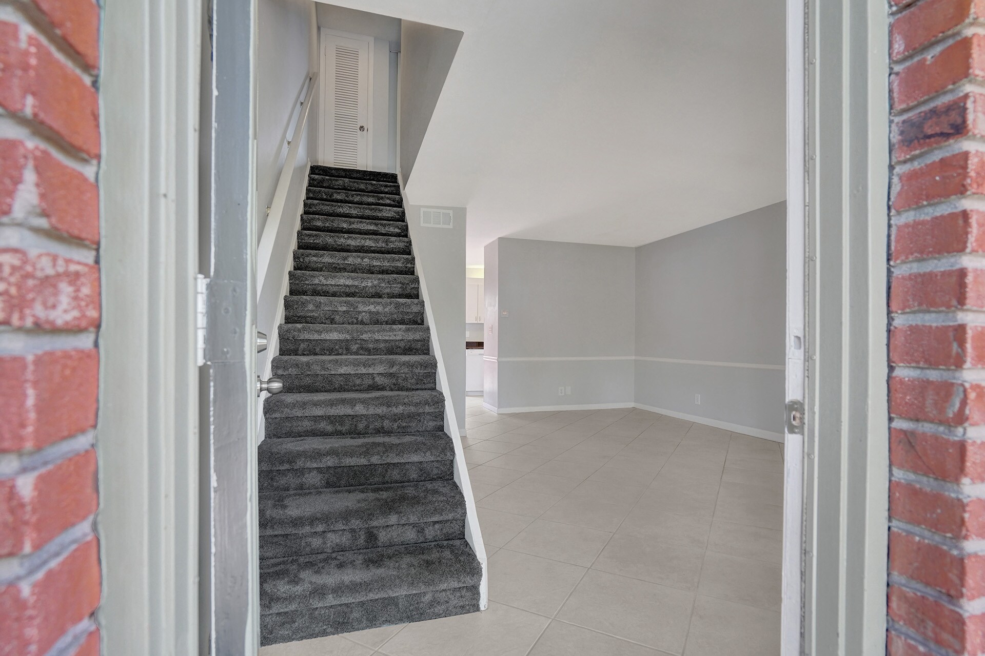 Building Photo - 12 NE 20th Ct