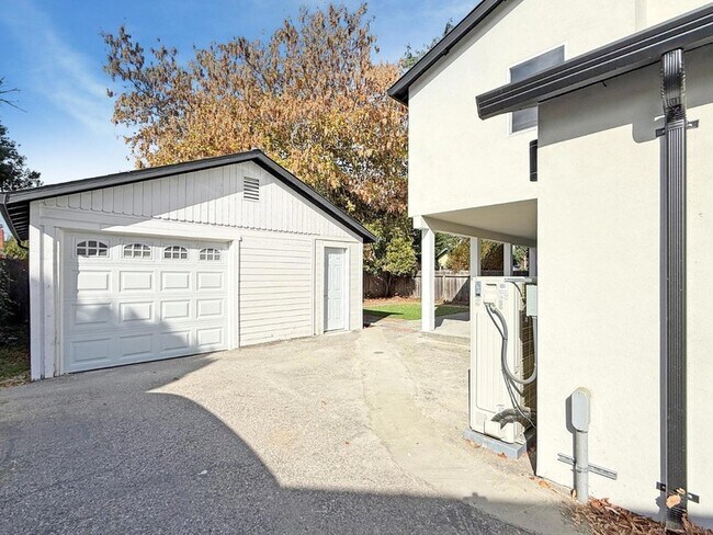 Building Photo - 2229 Pulgas Ave