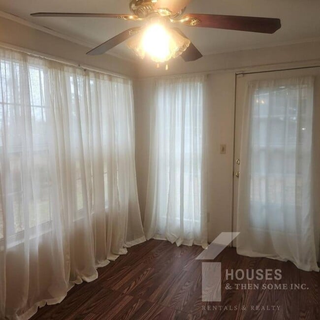 Building Photo - 813 Fox Squirrel Ridge Rd