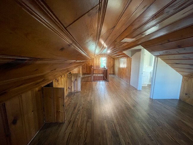 Building Photo - 1315 W Commerce St