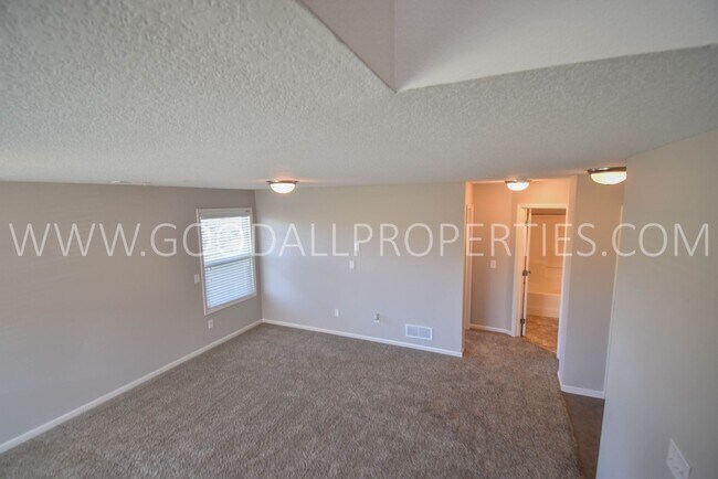 Building Photo - 2 Bedroom 2.5 Bath end unit Townhome in West Des Moines with attached garage