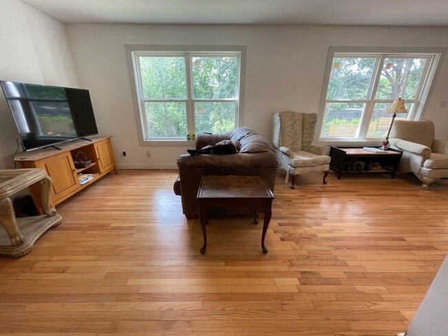 Building Photo - Big and Beautiful House with attached 1br ...