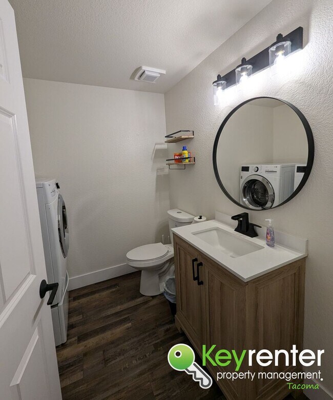 Building Photo - Fully Furnished Modern Puyallup Duplex in Prime Location