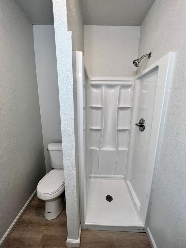 Building Photo - Charming 2 Bedroom, 1 Bathroom Home - Refreshed Interior