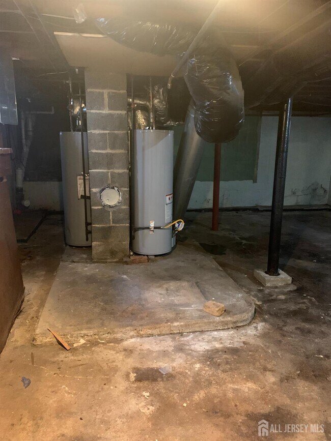 Building Photo - 47 Holly St