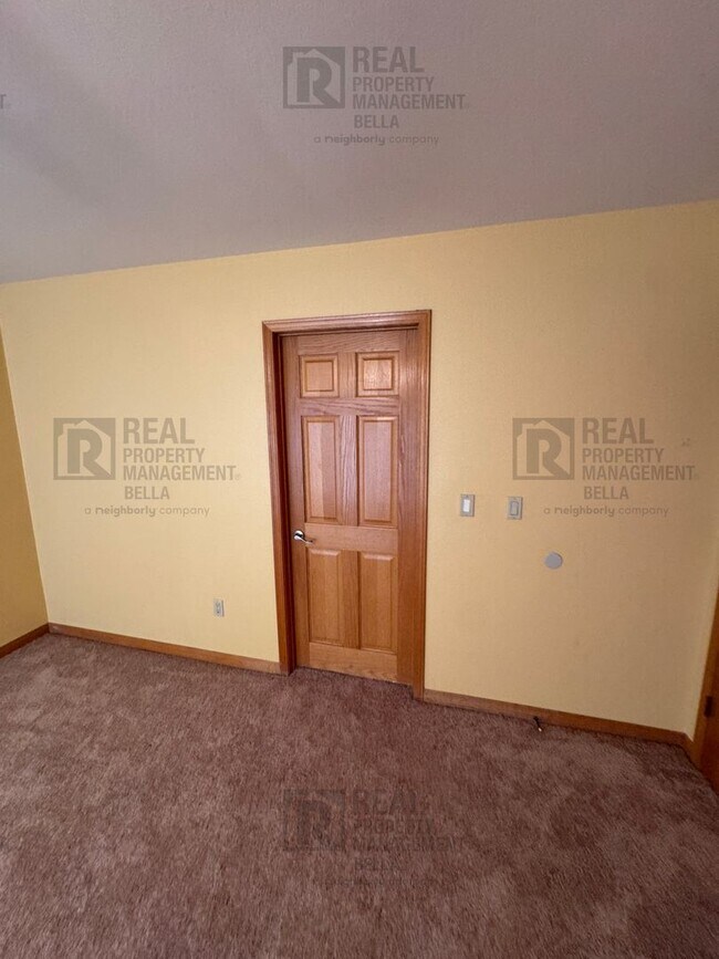 Building Photo - Waterfront Living in Canyon Lake!