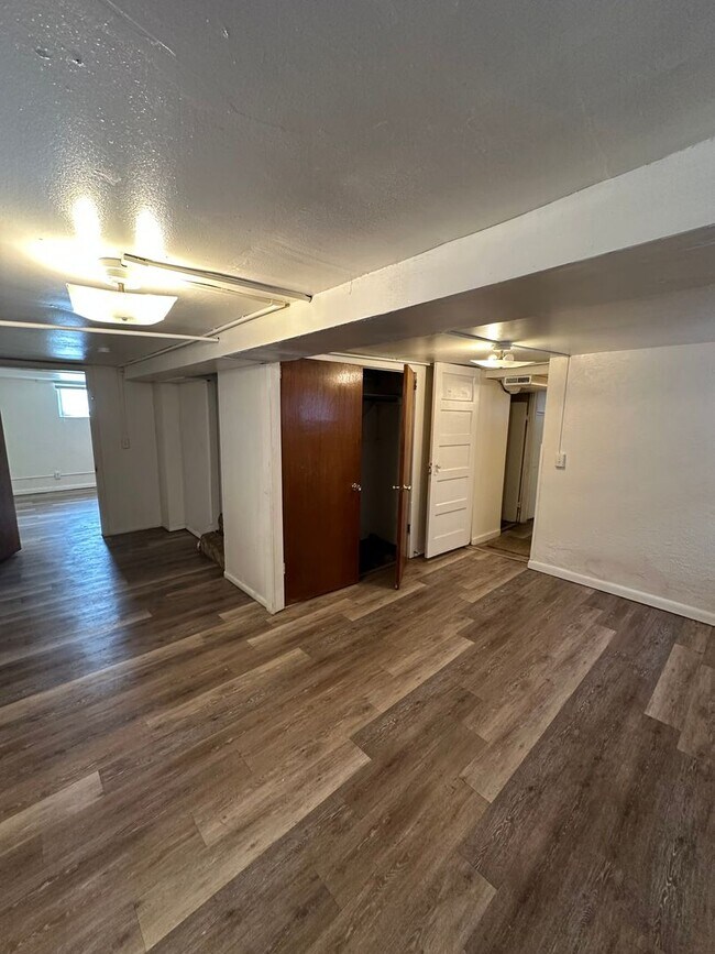 Building Photo - AJE1825