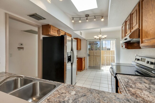 Building Photo - East-2 bedroom/ 2 bathroom townhome