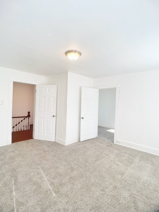Building Photo - 307 Elm St