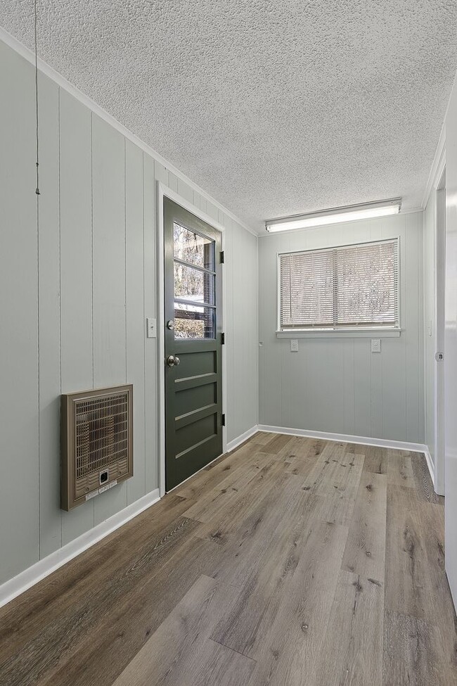 Building Photo - For Rent - Adorable 4BR 2BA house - East Ridge