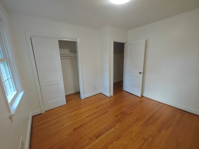 Building Photo - 3 bedroom home with fenced rear yard