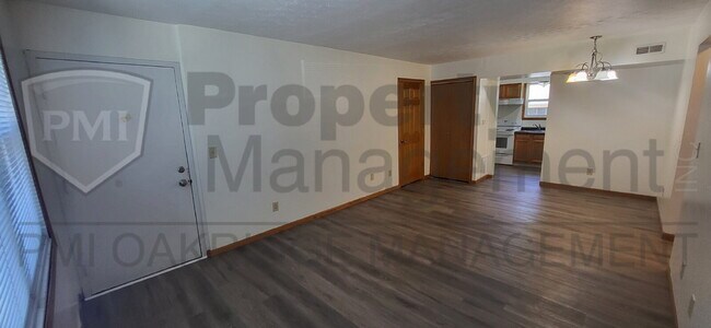 Building Photo - Lower 2 Bedroom Apartment