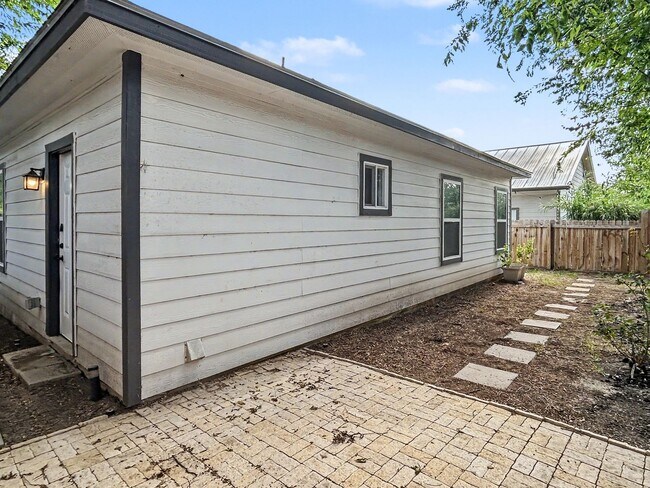 Building Photo - Modern 3-Bedroom Home Near Downtown