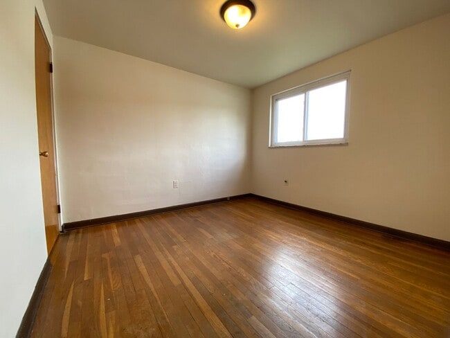 Building Photo - Cozy Two Bedroom Townhome with Central AC ...