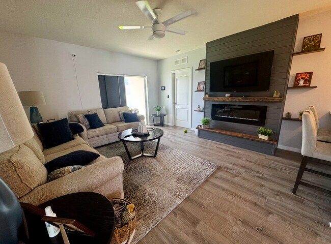 Building Photo - 1567 Barberry Dr