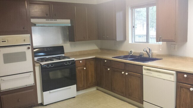 Building Photo - Single level 2 bedroom with 2 car garage