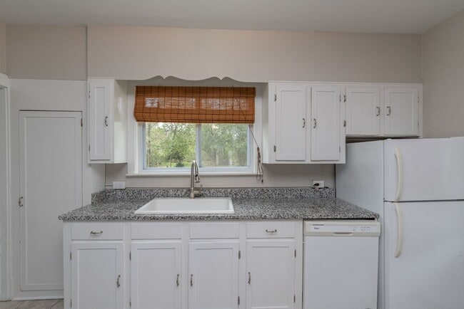 Building Photo - Spacious 2 Bedroom Cottage w/ Granite & Ha...