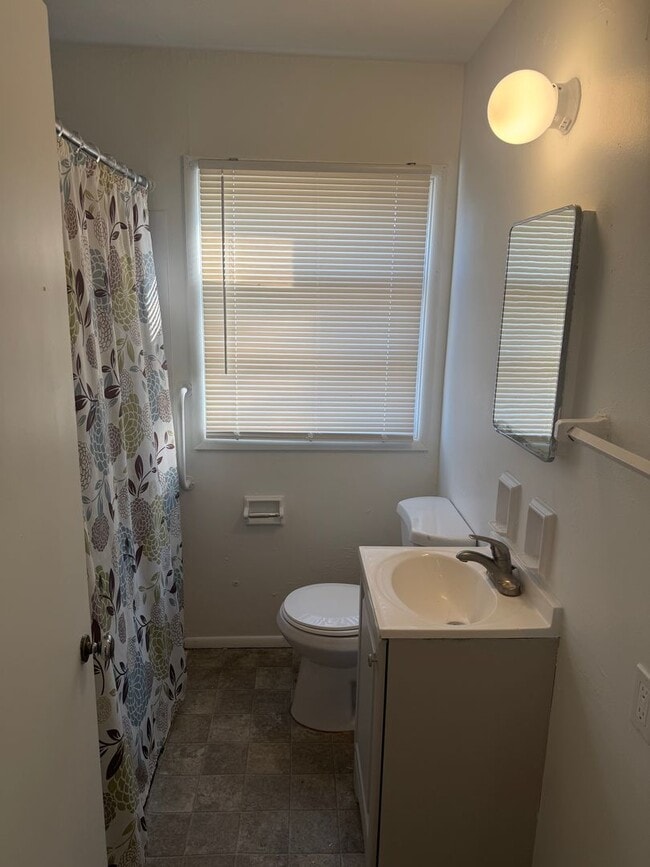 Building Photo - Single family 3 bedroom home Thurston Woods Area. On the bus line