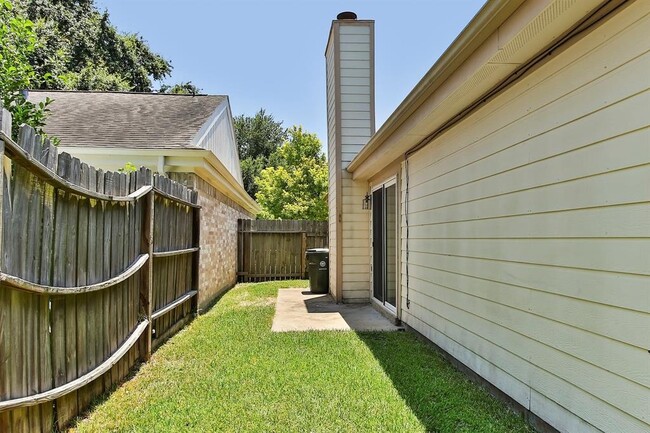 Building Photo - 2007 Highland Hills Dr