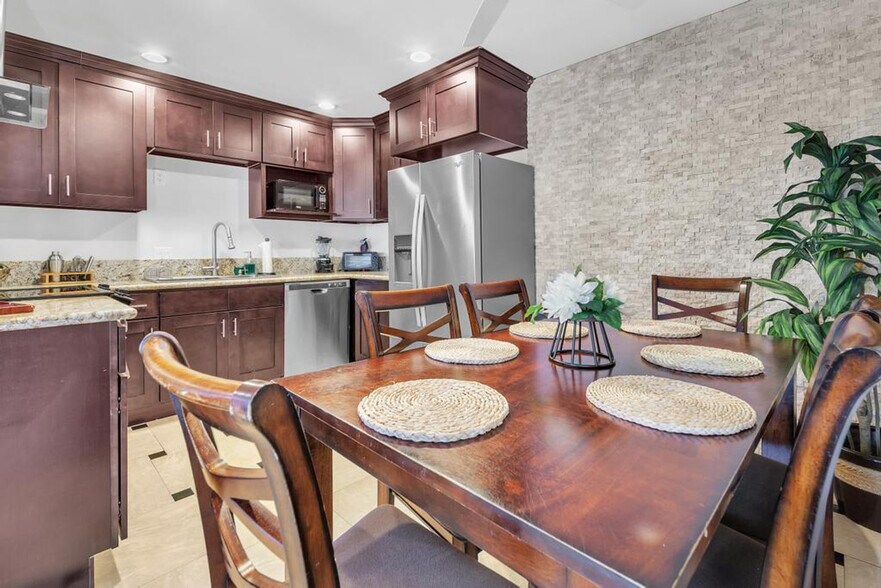 Building Photo - 711 Island Ct