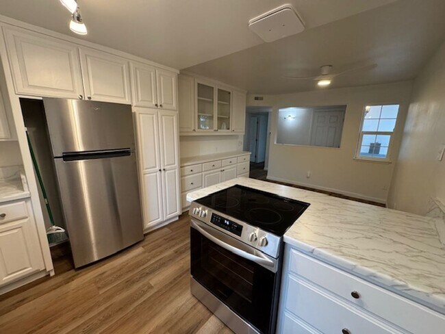 Building Photo - Beautiful 4 Bedroom House Available Now!