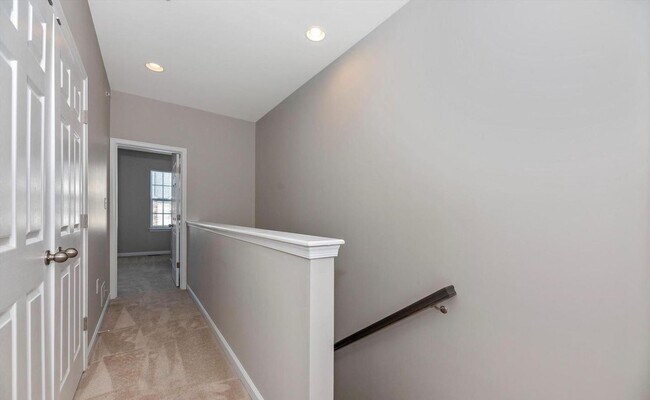 Building Photo - 3 level townhouse (newer construction) in Jefferson Place Community available early June!