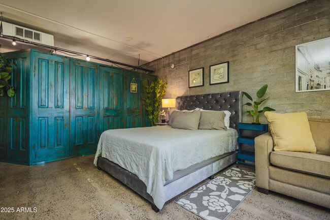 Building Photo - 353 E Thomas Rd