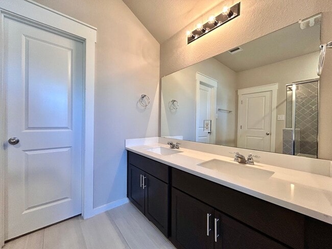 Building Photo - Charming 3 Bed / 2.5 Bath Family Home