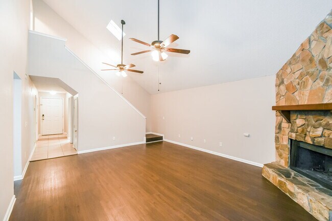 Building Photo - 1853 Alberta Ct N