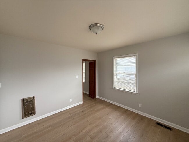 Building Photo - 2106 NW Sullivan Rd