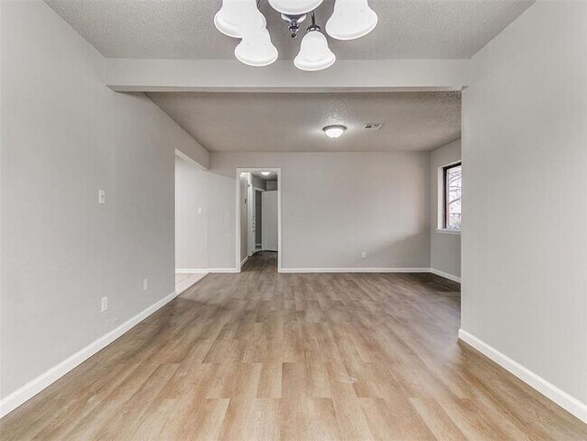 Building Photo - Super 4 Bed 1.5 Bath in the South Gate Addn in Moore, OK