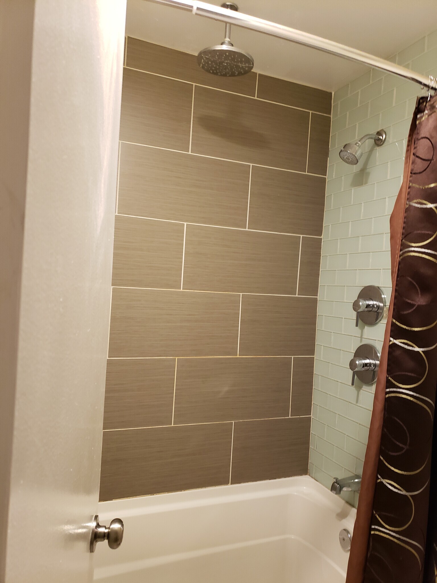Rain shower and standard shower - 1775 Diamond St