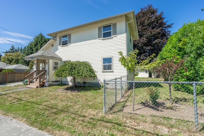 Building Photo - Large Single Family Home