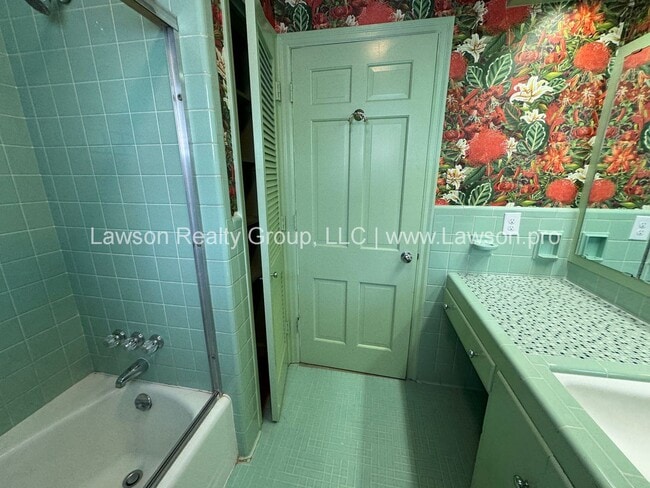 Building Photo - Spacious South Roanoke Home with Lawn Care Included